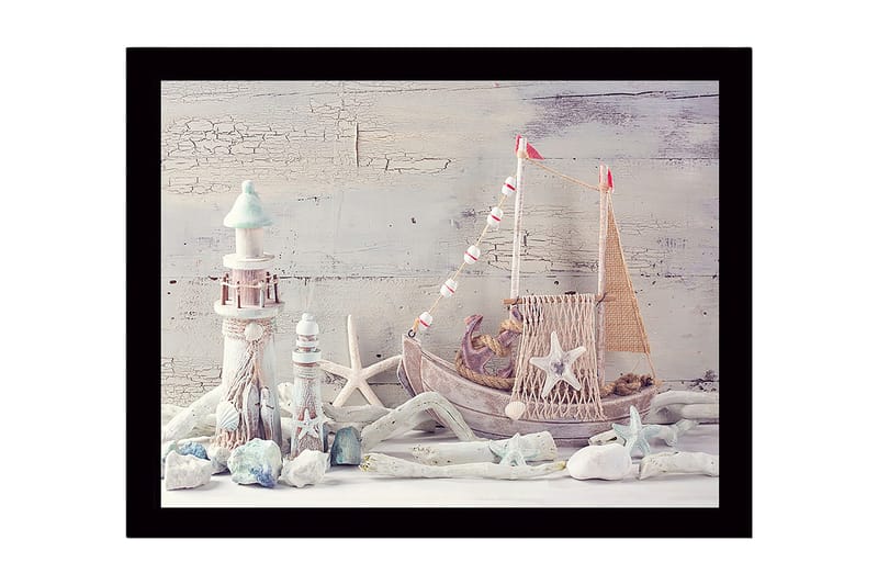 Inramad Canvastavla i trä - 41x56 cm - Maritim stillhet med en båt och fyrar i fokus, Ljusblå / Vit / Beige