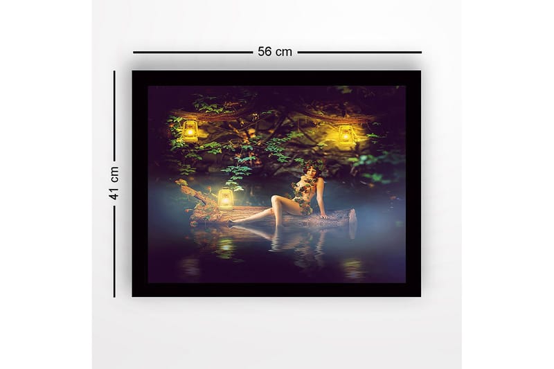 Inramad Canvastavla i trä - 41x56 cm - Mystisk kvinna omgiven av ljuslyktor i en naturskön miljö - Grön / Gul / Brun - Inredning - Tavlor & konst