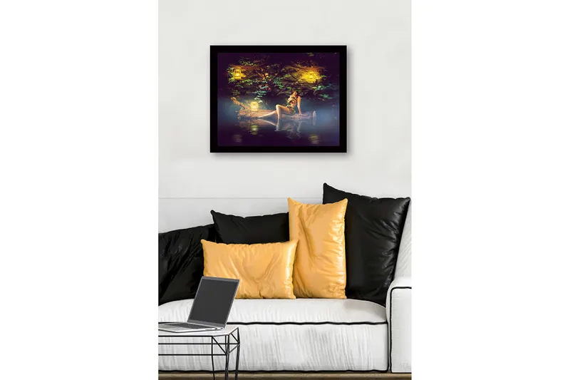 Inramad Canvastavla i trä - 41x56 cm - Mystisk kvinna omgiven av ljuslyktor i en naturskön miljö - Grön / Gul / Brun - Inredning - Tavlor & konst