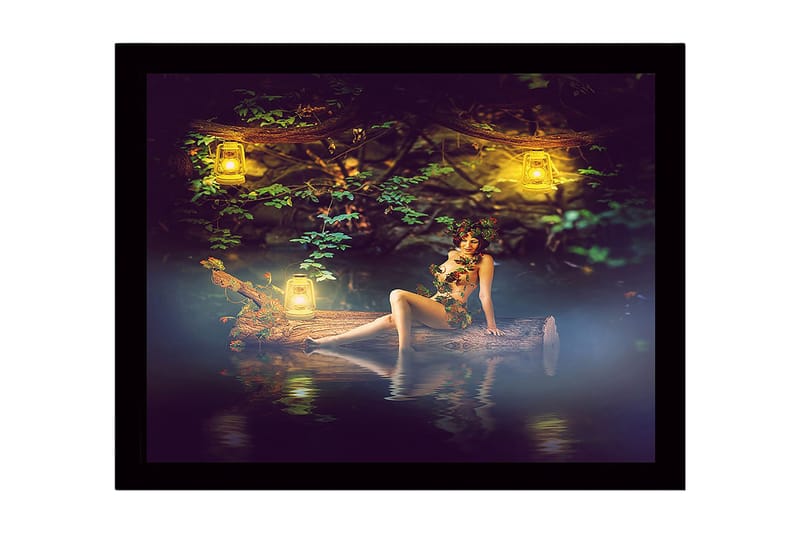 Inramad Canvastavla i trä - 41x56 cm - Mystisk kvinna omgiven av ljuslyktor i en naturskön miljö, Grön / Gul / Brun