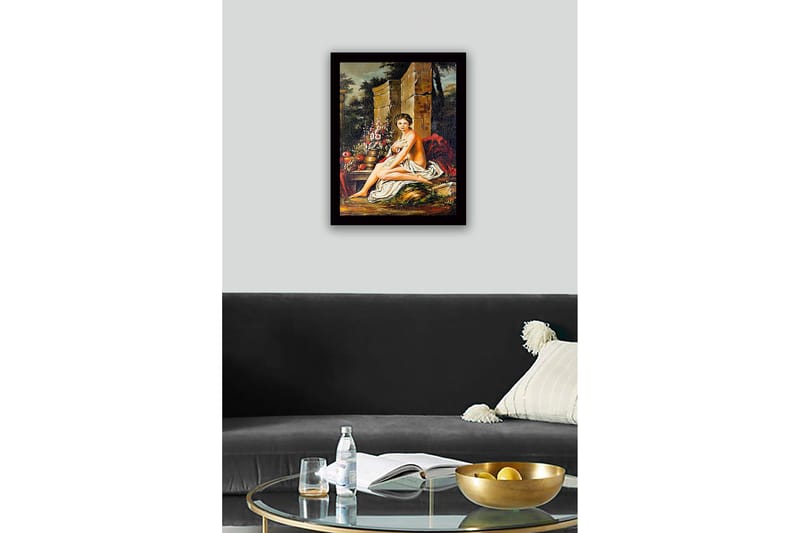 Inramad Canvastavla i trä - 41x56 cm - Naken kvinna sittande med blommor och frukter i en naturskön miljö - Hudton / Grön / Röd - Inredning - Tavlor & konst