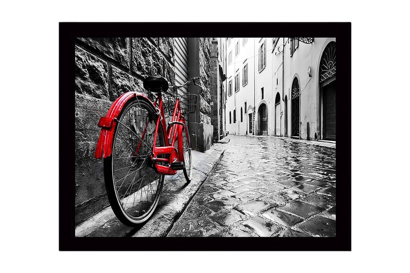 Inramad Canvastavla i trä - 41x56 cm - Röd cykel lutad mot en gammal stenmur i en regnig gränd - Röd / Svart / Grå - Inredning - Tavlor & konst