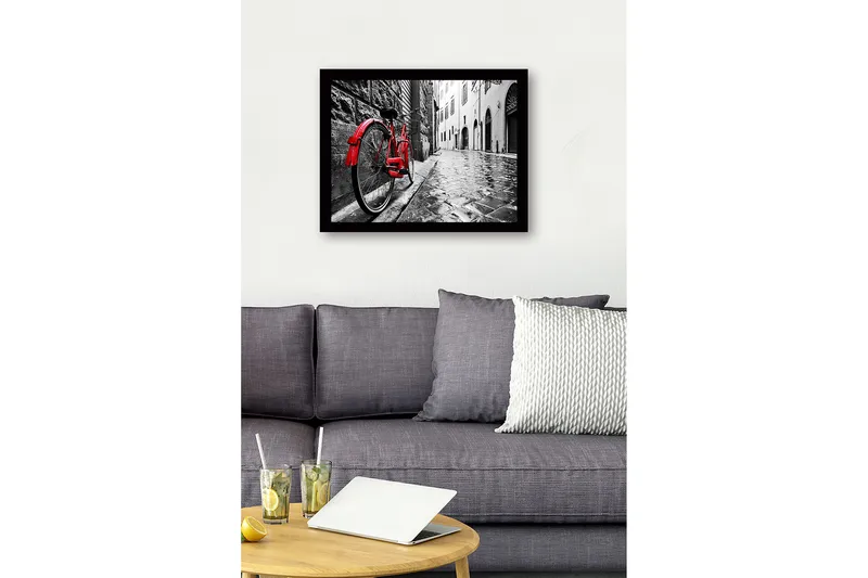 Inramad Canvastavla i trä - 41x56 cm - Röd cykel lutad mot en gammal stenmur i en regnig gränd - Röd / Svart / Grå - Inredning - Tavlor & konst