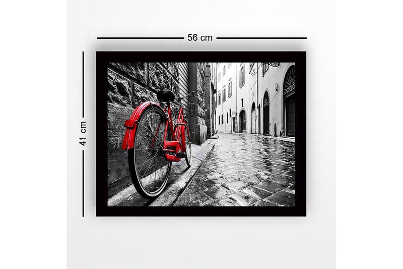 Inramad Canvastavla i trä - 41x56 cm - Röd cykel lutad mot en gammal stenmur i en regnig gränd - Röd / Svart / Grå - Inredning - Tavlor & konst