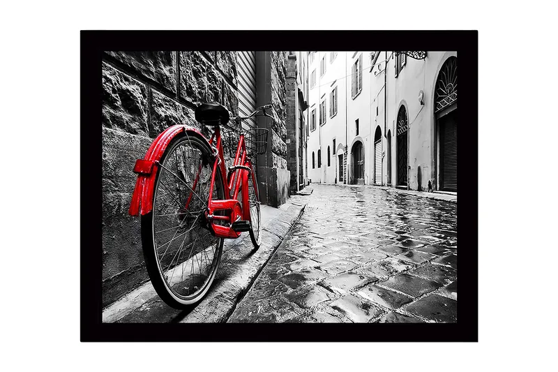 Inramad Canvastavla i trä - 41x56 cm - Röd cykel lutad mot en gammal stenmur i en regnig gränd - Röd / Svart / Grå - Inredning - Tavlor & konst