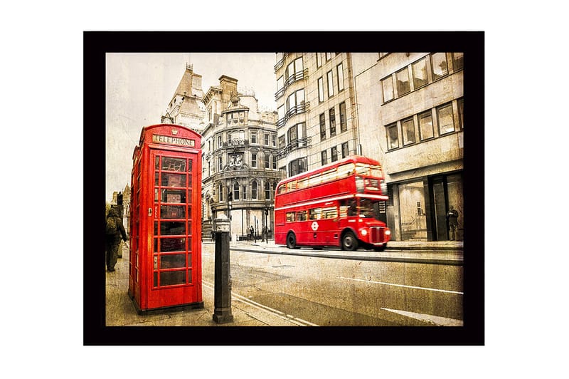Inramad Canvastavla i trä - 41x56 cm - Röd telefonkiosk i en stadsmiljö med en dubbeldeckarbuss i rörelse, Röd / Grå / Beige