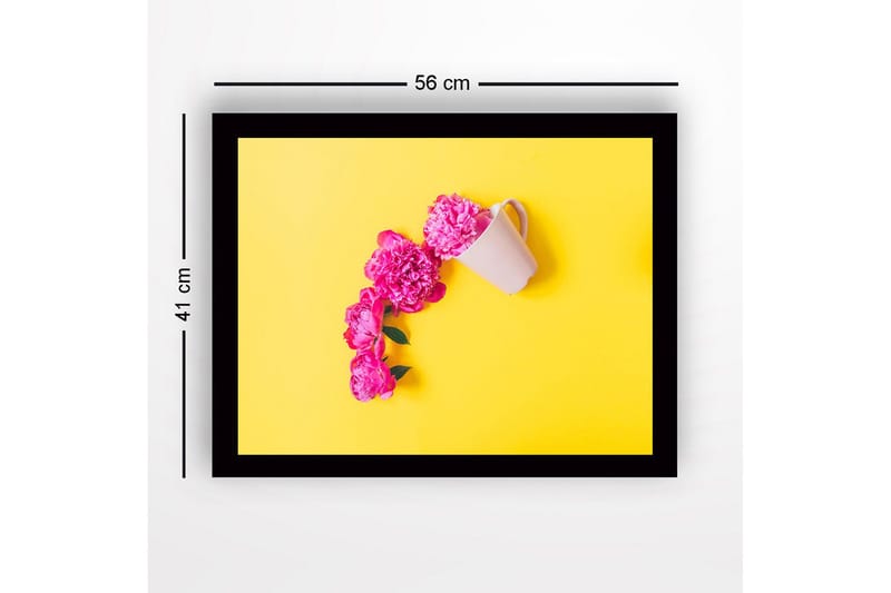 Inramad Canvastavla i trä - 41x56 cm - Rosa pioner som sträcker sig ut från en vit kopp på en gul bakgrund - Rosa / Gul - Inredning - Tavlor & konst