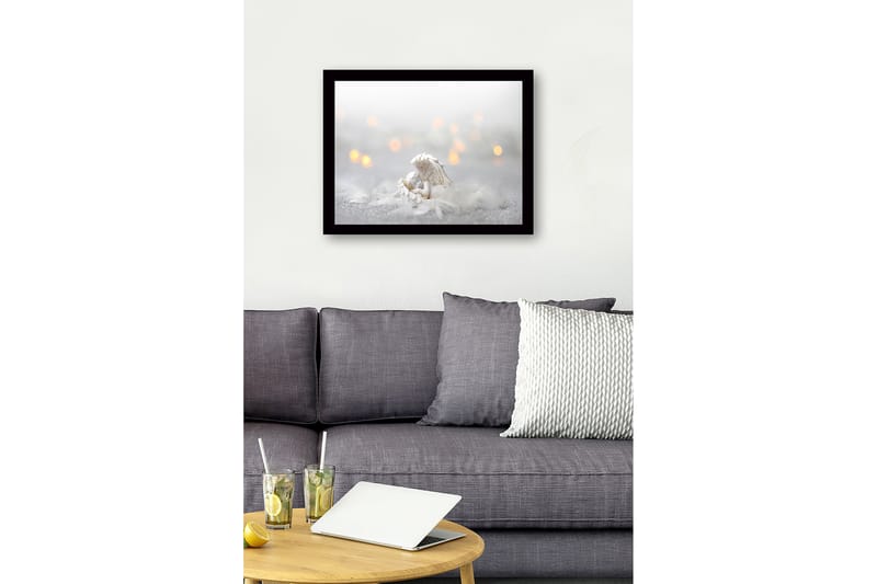 Inramad Canvastavla i trä - 41x56 cm - Söt ängel som vilar i en fjäderbädd - Vit / Ljusgrå / Guld - Inredning - Tavlor & konst