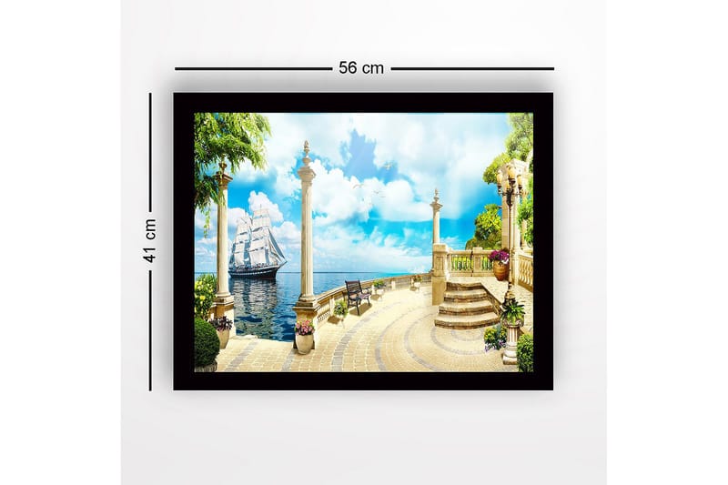 Inramad Canvastavla i trä - 41x56 cm - Segelbåt i en idyllisk hamn med pelare och grönskande omgivning - Blå / Grön / Beige - Inredning - Tavlor & konst