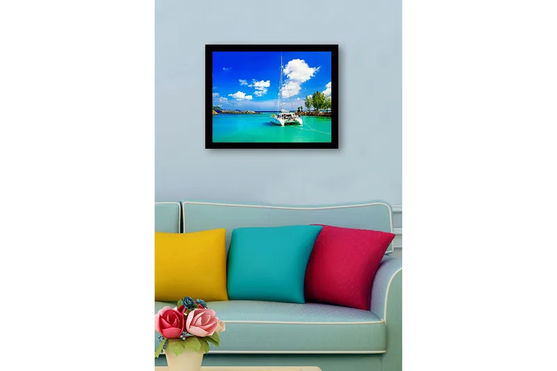 Inramad Canvastavla i trä - 41x56 cm - Segelbåt i en klar, turkos lagun under en blå himmel med vita moln - Turkos / Blå / Vit - Inredning - Tavlor & konst