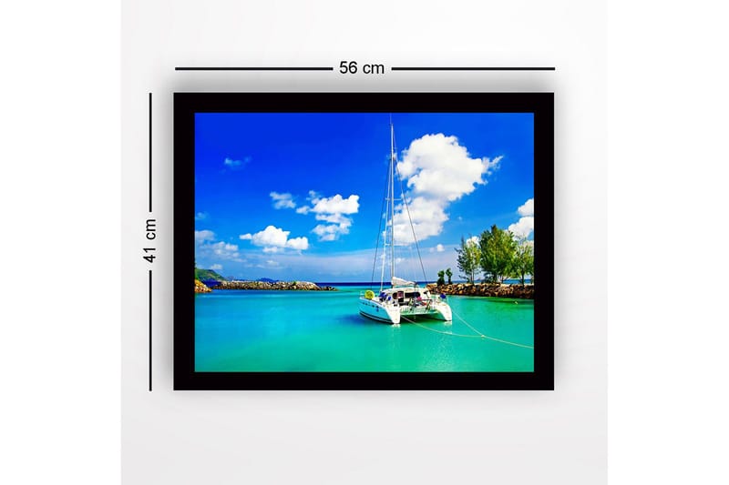 Inramad Canvastavla i trä - 41x56 cm - Segelbåt i en klar, turkos lagun under en blå himmel med vita moln - Turkos / Blå / Vit - Inredning - Tavlor & konst