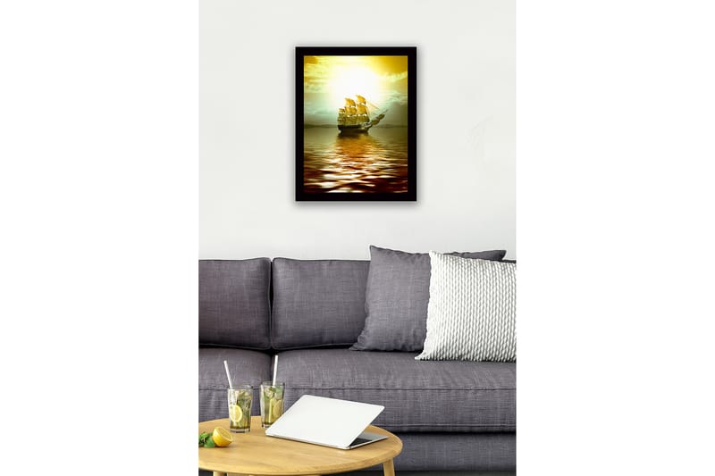 Inramad Canvastavla i trä - 41x56 cm - Segelbåt som glider fram över spegelblanka vattenytor i solnedgångens ljus - Guld / Brunt / Ljusgrön - Inredning - Tavlor & konst