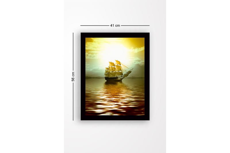 Inramad Canvastavla i trä - 41x56 cm - Segelbåt som glider fram över spegelblanka vattenytor i solnedgångens ljus - Guld / Brunt / Ljusgrön - Inredning - Tavlor & konst