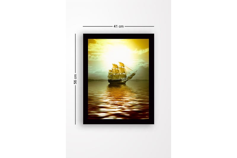 Inramad Canvastavla i trä - 41x56 cm - Segelbåt som glider fram över spegelblanka vattenytor i solnedgångens ljus - Guld / Brunt / Ljusgrön - Inredning - Tavlor & konst