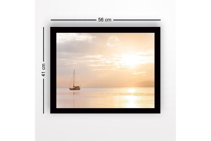 Inramad Canvastavla i trä - 41x56 cm - Segelbåt på spegelblanka vattenytor i solnedgångens ljus - Ljus orange / Mjuk gul / Grå - Inredning - Tavlor & konst