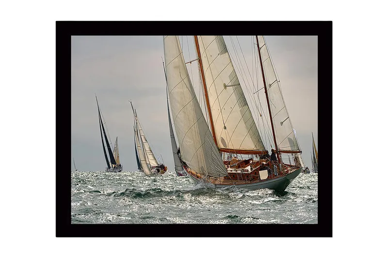 Inramad Canvastavla i trä - 41x56 cm - Segelbåtar som tävlar på öppet hav - Vit / Blå / Grå - Inredning - Tavlor & konst