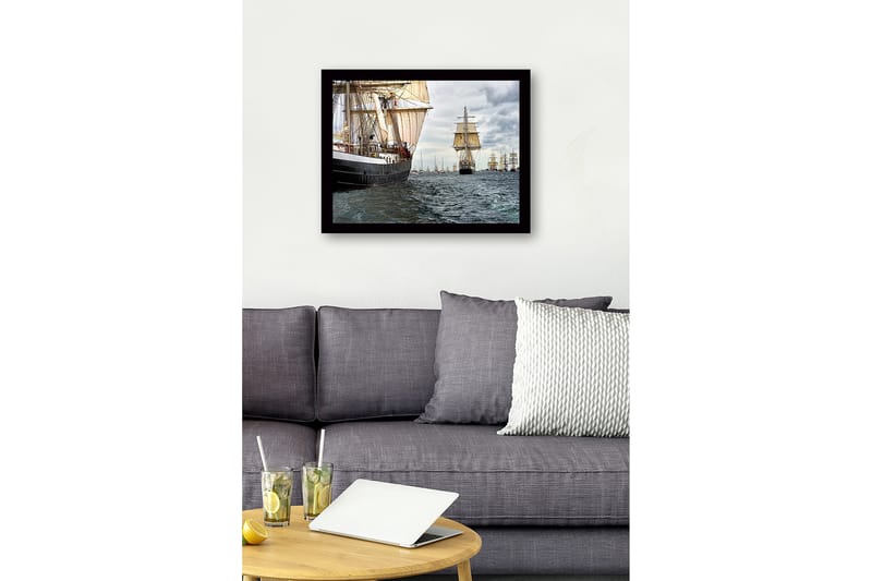 Inramad Canvastavla i trä - 41x56 cm - Segelbåtar på ett stormigt hav - Mörkblå / Beige / Grå - Inredning - Tavlor & konst