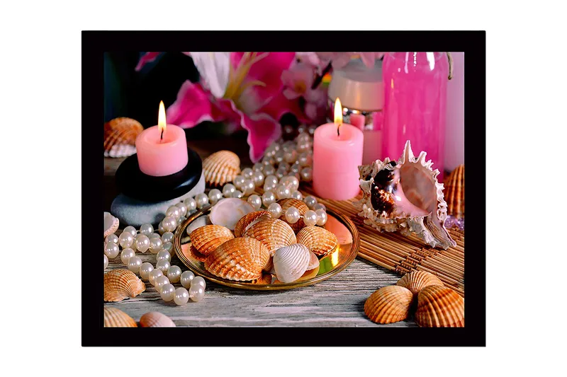 Inramad Canvastavla i trä - 41x56 cm - Skaldjur och pärlor på en gyllene tallrik med ljus och blommor i bakgrunden - Rosa / Beige / Vit - Inredning - Tavlor & konst