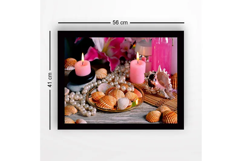 Inramad Canvastavla i trä - 41x56 cm - Skaldjur och pärlor på en gyllene tallrik med ljus och blommor i bakgrunden - Rosa / Beige / Vit - Inredning - Tavlor & konst