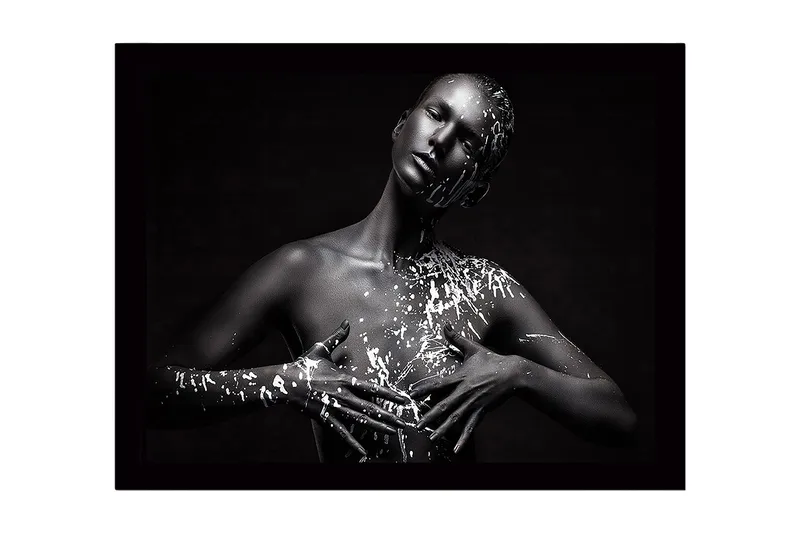 Inramad Canvastavla i trä - 41x56 cm - Skulptur av en kvinna med svart hud och vit färg som droppar nedåt - Svart / Vit - Inredning - Tavlor & konst