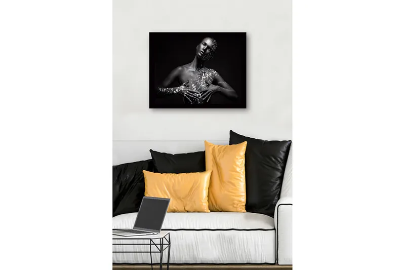 Inramad Canvastavla i trä - 41x56 cm - Skulptur av en kvinna med svart hud och vit färg som droppar nedåt - Svart / Vit - Inredning - Tavlor & konst