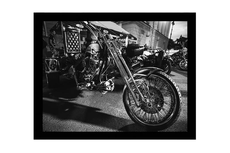 Inramad Canvastavla i trä - 41x56 cm - Skulptural motorcykel med dödskallemotiv - Svart / Silver - Inredning - Tavlor & konst