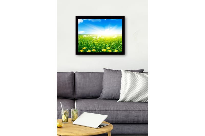Inramad Canvastavla i trä - 41x56 cm - Solig äng med gula blommor och grönt gräs - Gult / Grönt / Blått - Inredning - Tavlor & konst