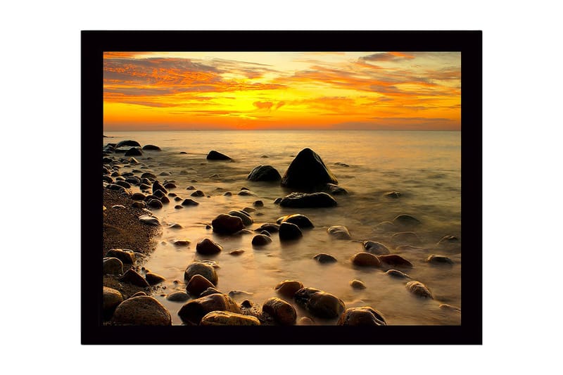 Inramad Canvastavla i trä - 41x56 cm - Solnedgång över en klippig strand med stilla vatten, Orange / Mörkgrå / Guld