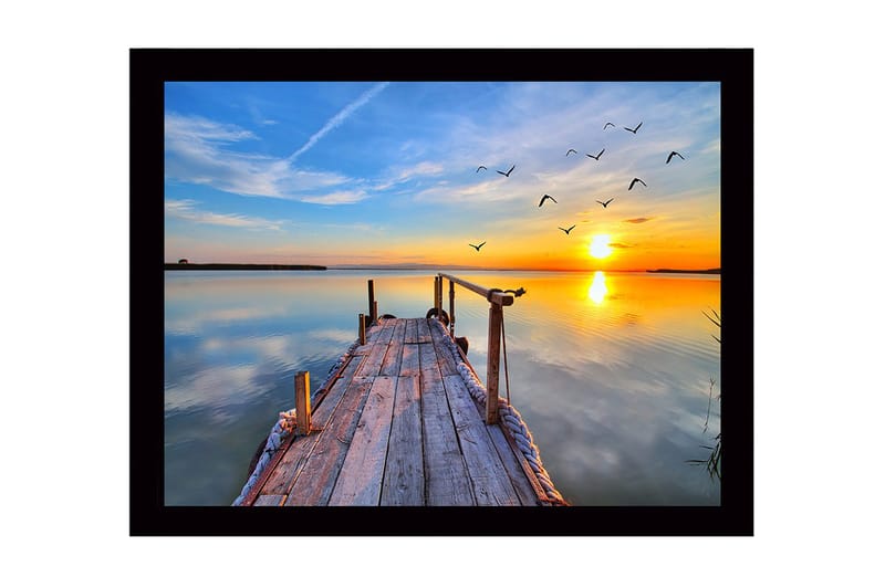 Inramad Canvastavla i trä - 41x56 cm - Solnedgång över en stilla sjö med en brygga och flygande fåglar, Orange / Blå / Grå
