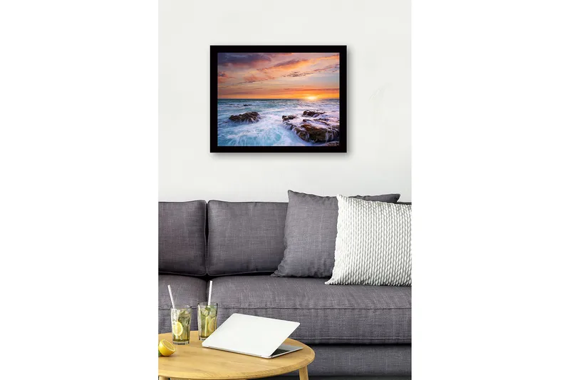 Inramad Canvastavla i trä - 41x56 cm - Solnedgång över havet med klippor i förgrunden - Blå / Orange / Lila - Inredning - Tavlor & konst
