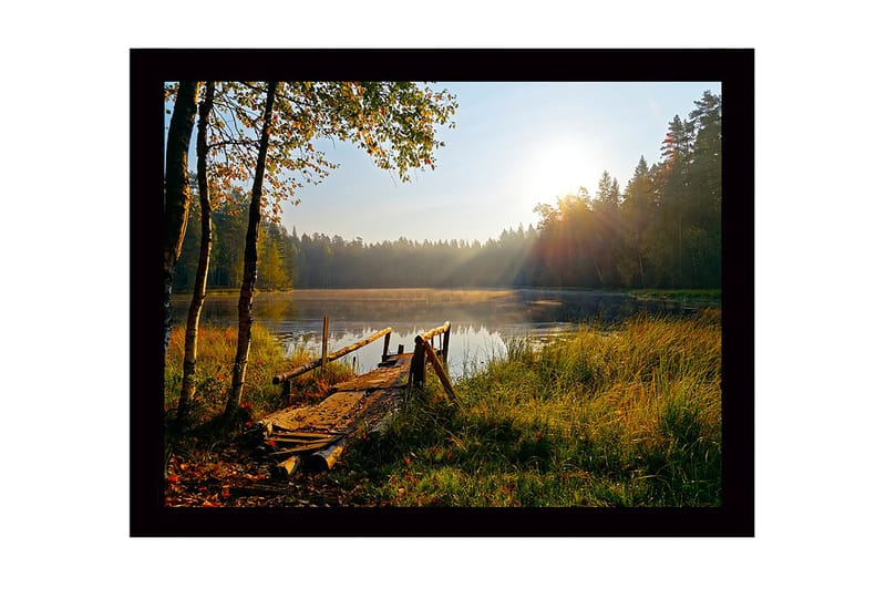 Inramad Canvastavla i trä - 41x56 cm - Soluppgång vid en stilla sjö med en träbrygga och omgivande grönska - Grön / Brun / Gul - Inredning - Tavlor & konst