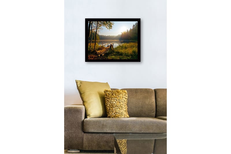 Inramad Canvastavla i trä - 41x56 cm - Soluppgång vid en stilla sjö med en träbrygga och omgivande grönska - Grön / Brun / Gul - Inredning - Tavlor & konst