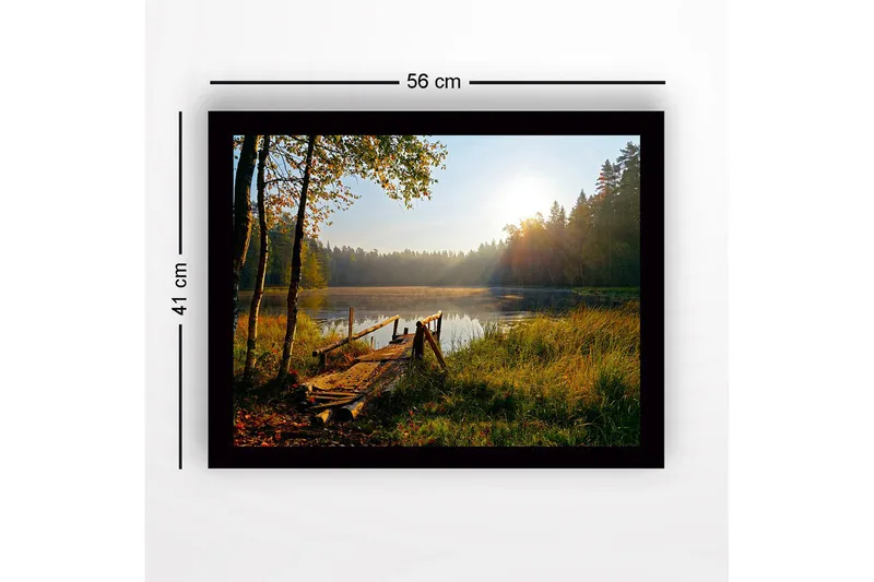 Inramad Canvastavla i trä - 41x56 cm - Soluppgång vid en stilla sjö med en träbrygga och omgivande grönska - Grön / Brun / Gul - Inredning - Tavlor & konst