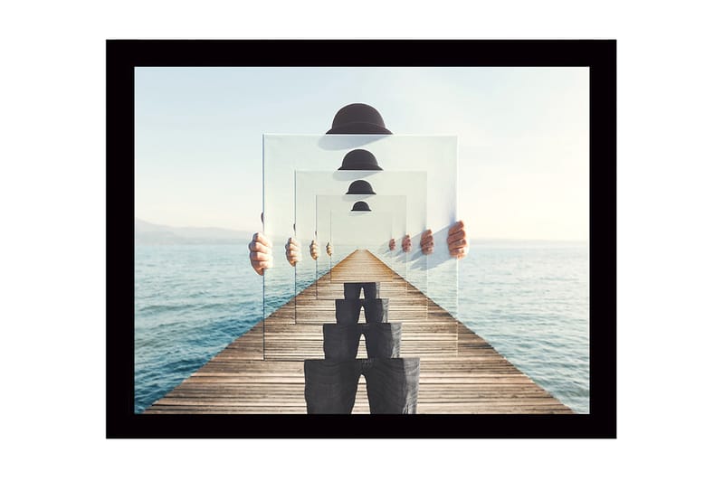 Inramad Canvastavla i trä - 41x56 cm - Spegelbild av en person som håller upp genomskinliga plattor på en brygga vid havet, Blå / Grå / Vit
