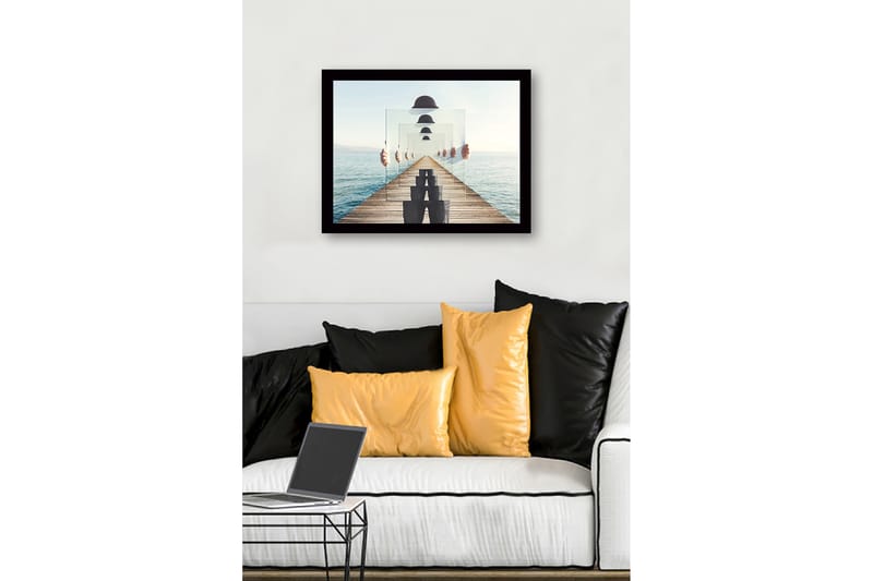 Inramad Canvastavla i trä - 41x56 cm - Spegelbild av en person som håller upp genomskinliga plattor på en brygga vid havet - Blå / Grå / Vit - Inredning - Tavlor & konst