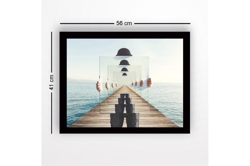 Inramad Canvastavla i trä - 41x56 cm - Spegelbild av en person som håller upp genomskinliga plattor på en brygga vid havet - Blå / Grå / Vit - Inredning - Tavlor & konst
