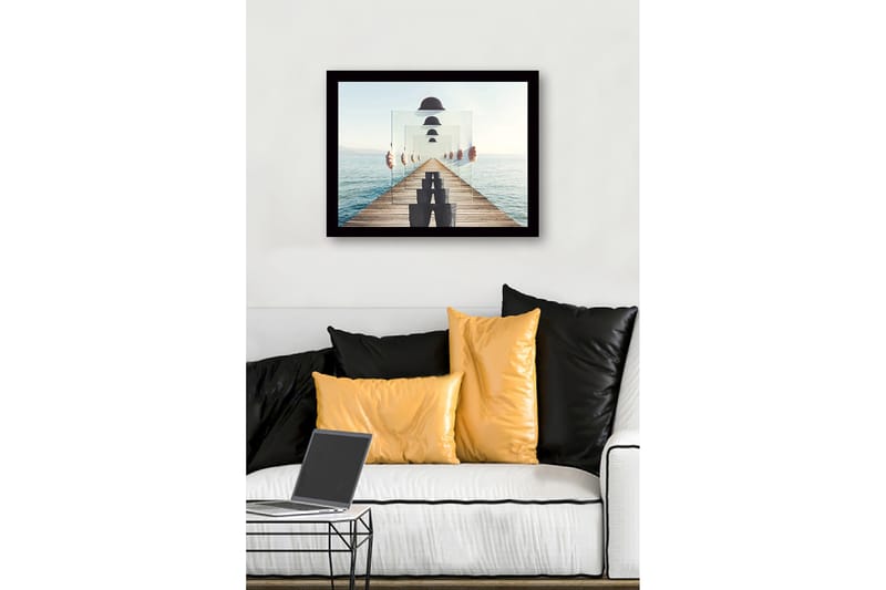 Inramad Canvastavla i trä - 41x56 cm - Spegelbild av en person som håller upp genomskinliga plattor på en brygga vid havet - Blå / Grå / Vit - Inredning - Tavlor & konst