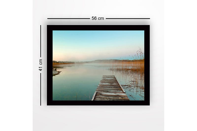 Inramad Canvastavla i trä - 41x56 cm - Spegelblanka sjölandskap med en träbrygga som sträcker sig ut i vattnet - Blå / Beige / Grön - Inredning - Tavlor & konst