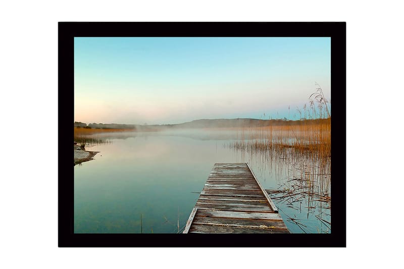 Inramad Canvastavla i trä - 41x56 cm - Spegelblanka sjölandskap med en träbrygga som sträcker sig ut i vattnet, Blå / Beige / Grön