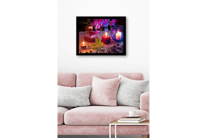 Inramad Canvastavla i trä - 41x56 cm - Stämningsfull komposition med ljus och blommor - Lila / Röd / Grön - Inredning - Tavlor & konst