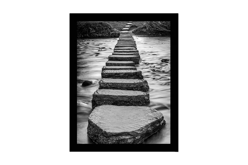 Inramad Canvastavla i trä - 41x56 cm - Stenlagda steg som leder över en strömmande vattenyta - Grå / Svart - Inredning - Tavlor & konst