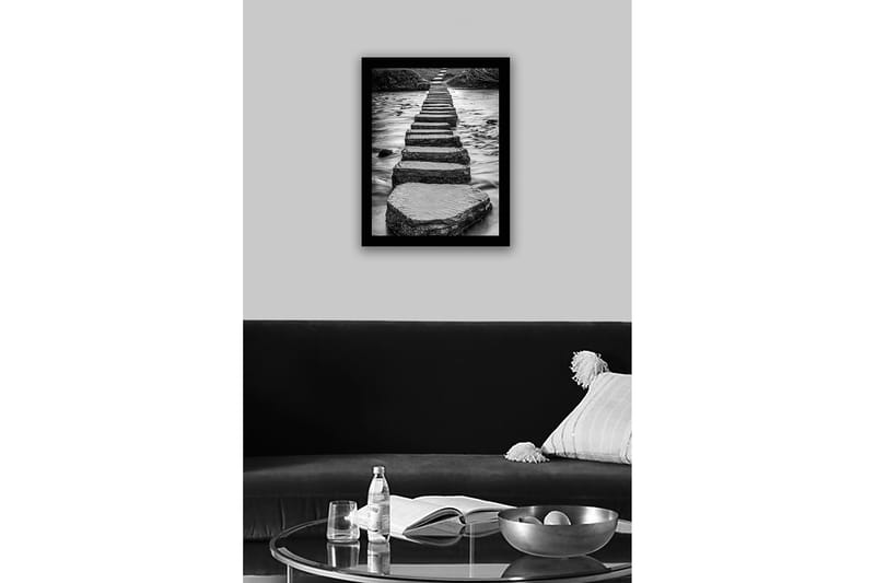 Inramad Canvastavla i trä - 41x56 cm - Stenlagda steg som leder över en strömmande vattenyta - Grå / Svart - Inredning - Tavlor & konst