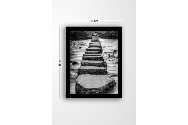 Inramad Canvastavla i trä - 41x56 cm - Stenlagda steg som leder över en strömmande vattenyta - Grå / Svart - Inredning - Tavlor & konst