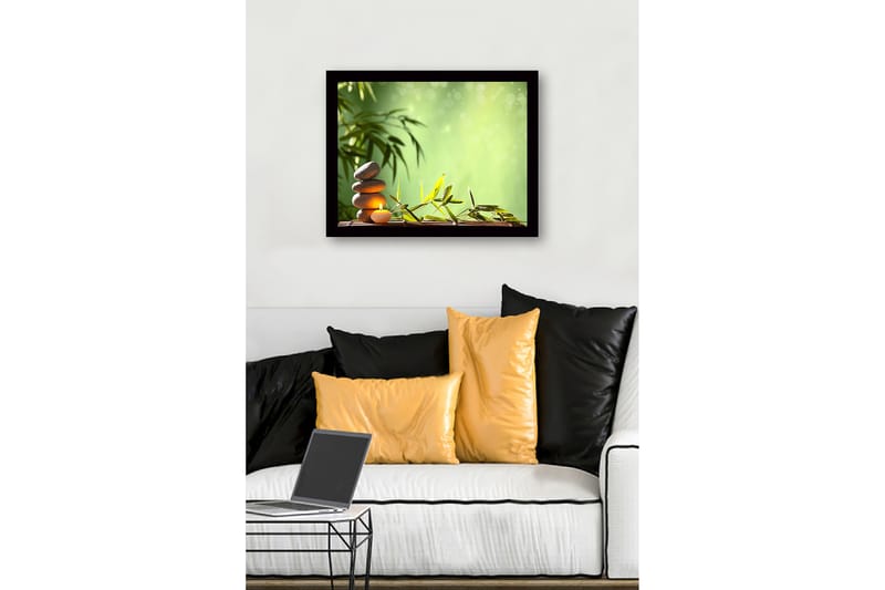 Inramad Canvastavla i trä - 41x56 cm - Stenstack med ett ljus omgiven av bambu och gröna nyanser - Grön / Grå / Beige - Inredning - Tavlor & konst