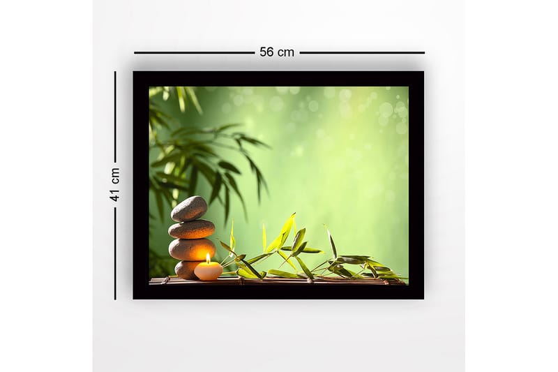 Inramad Canvastavla i trä - 41x56 cm - Stenstack med ett ljus omgiven av bambu och gröna nyanser - Grön / Grå / Beige - Inredning - Tavlor & konst
