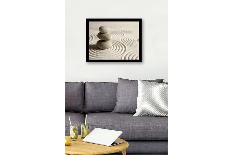 Inramad Canvastavla i trä - 41x56 cm - Stenstapel på sand med cirkulära mönster - Grå / Beige - Inredning - Tavlor & konst