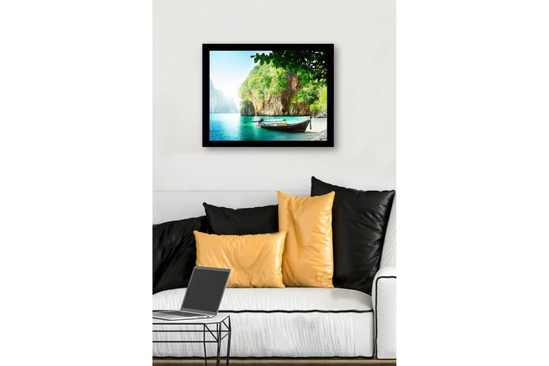 Inramad Canvastavla i trä - 41x56 cm - Stilla havslandskap med en traditionell båt vid en klippstrand - Turkos / Grön / Brun - Inredning - Tavlor & konst