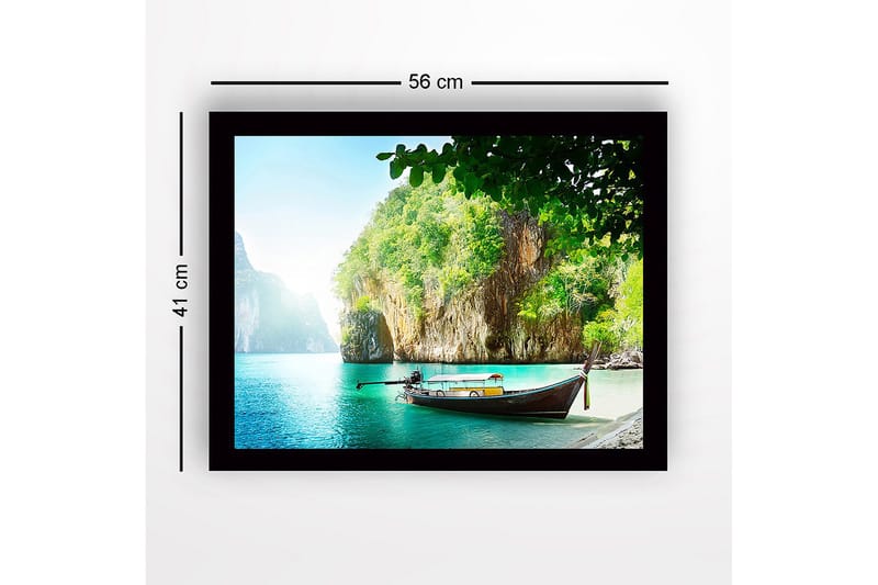 Inramad Canvastavla i trä - 41x56 cm - Stilla havslandskap med en traditionell båt vid en klippstrand - Turkos / Grön / Brun - Inredning - Tavlor & konst