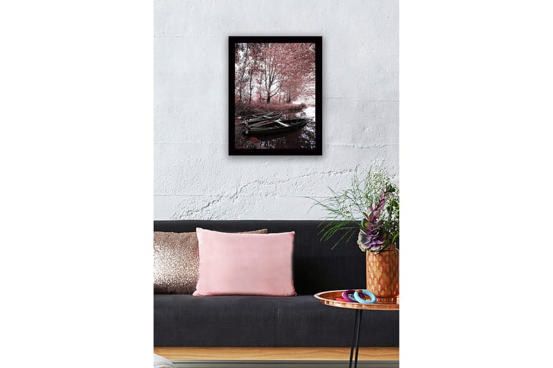 Inramad Canvastavla i trä - 41x56 cm - Stillhet vid en spegelblanka sjö med båtar och höstfärger - Röd / Svart / Grå - Inredning - Tavlor & konst