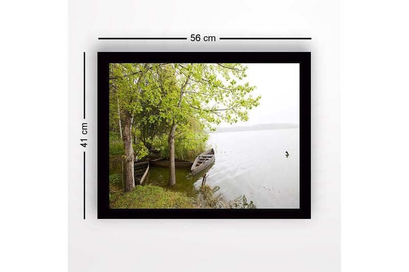 Inramad Canvastavla i trä - 41x56 cm - Stillhet vid sjön med båtar och grönskande träd - Grön / Brun / Grå - Inredning - Tavlor & konst